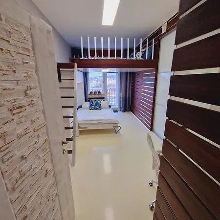Quiet Spacious With A Balcony プラハ