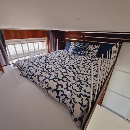 Quiet Spacious With A Balcony *