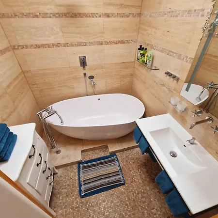 Quiet Spacious With A Balcony Apartament Praga