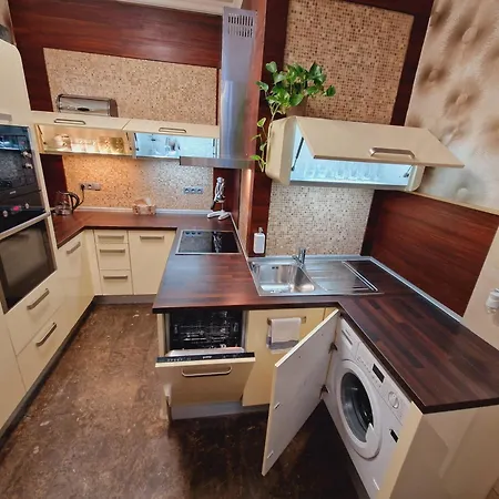 Quiet Spacious With A Balcony براغ
